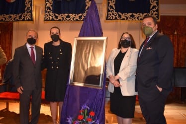 Yolanda Gómez, presidenta de la Asociación de Cofradías junto a la alcaldesa, Eva María Masias, el autor del cartel Ernesto Naranjo y el pregonero Julián Sanchez Mora