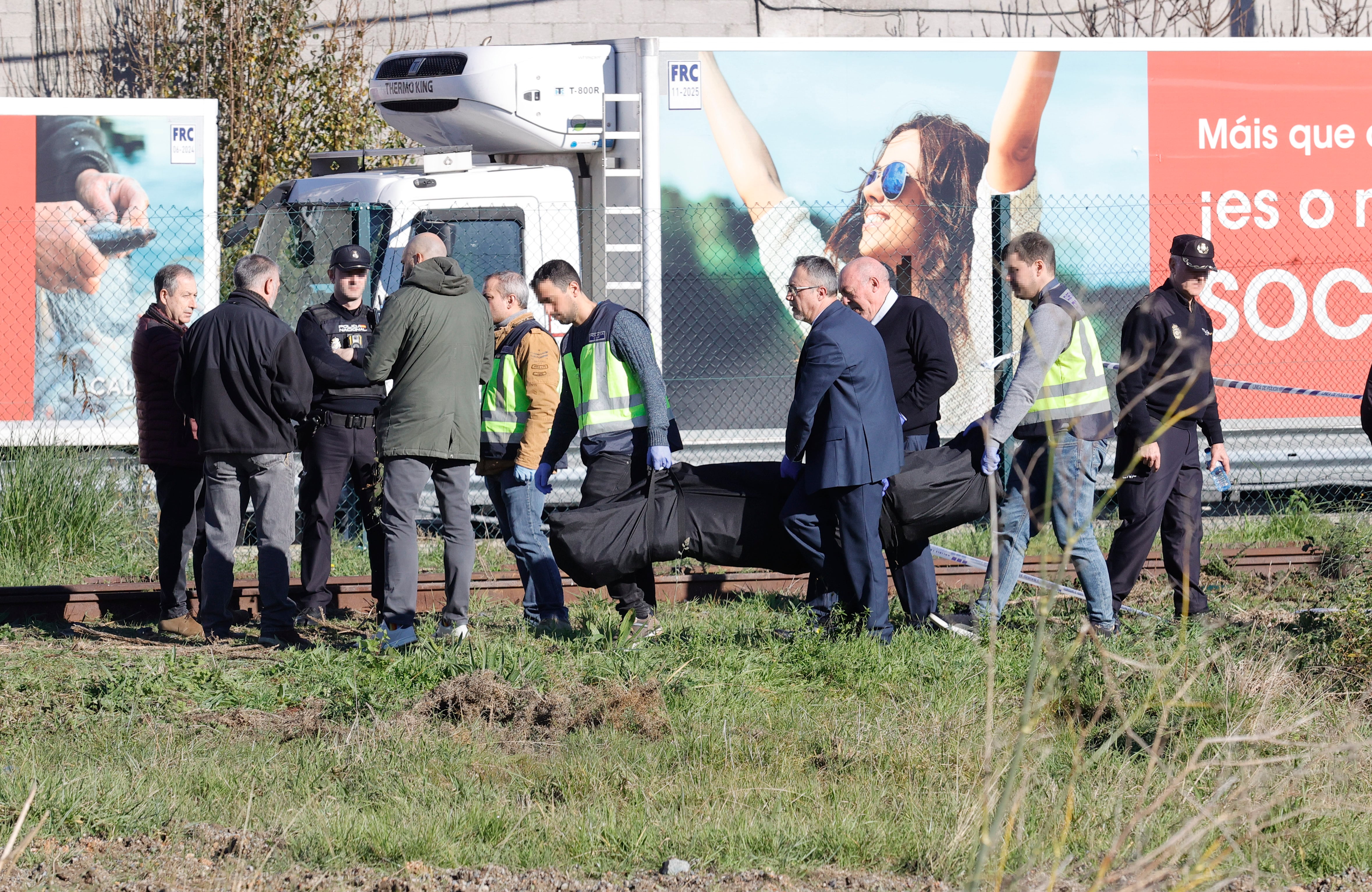 A CORUÑA, 25/12/2023.- Momento del levantamiento del cadáver este lunes después de que un hombre falleciera durante una actuación policial en A Coruña en la que se han producido disparos ante altercados y actitudes violentas. EFE/ Kiko Delgado
