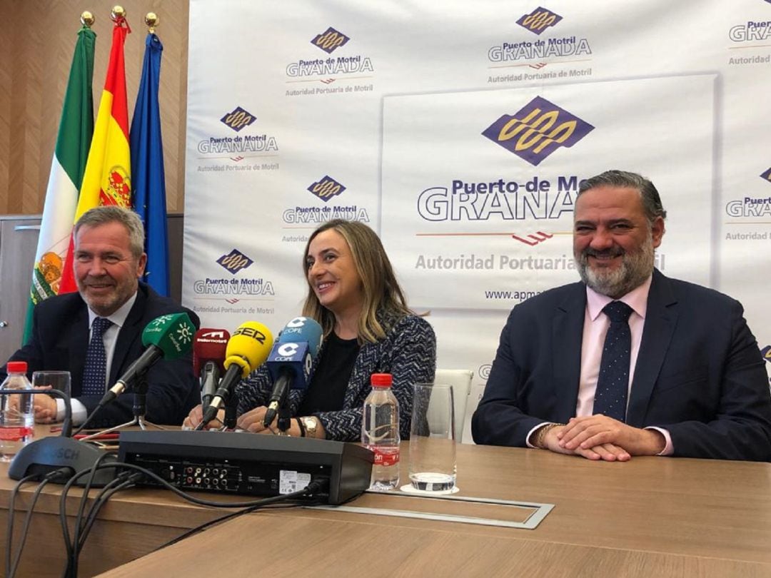 La Consejera de Fomento de la Junta, Marifran Carazo, junto al delegado de la Junta en Granada, Pablo García y el nuevo presidente del Puerto, José García Fuentes
