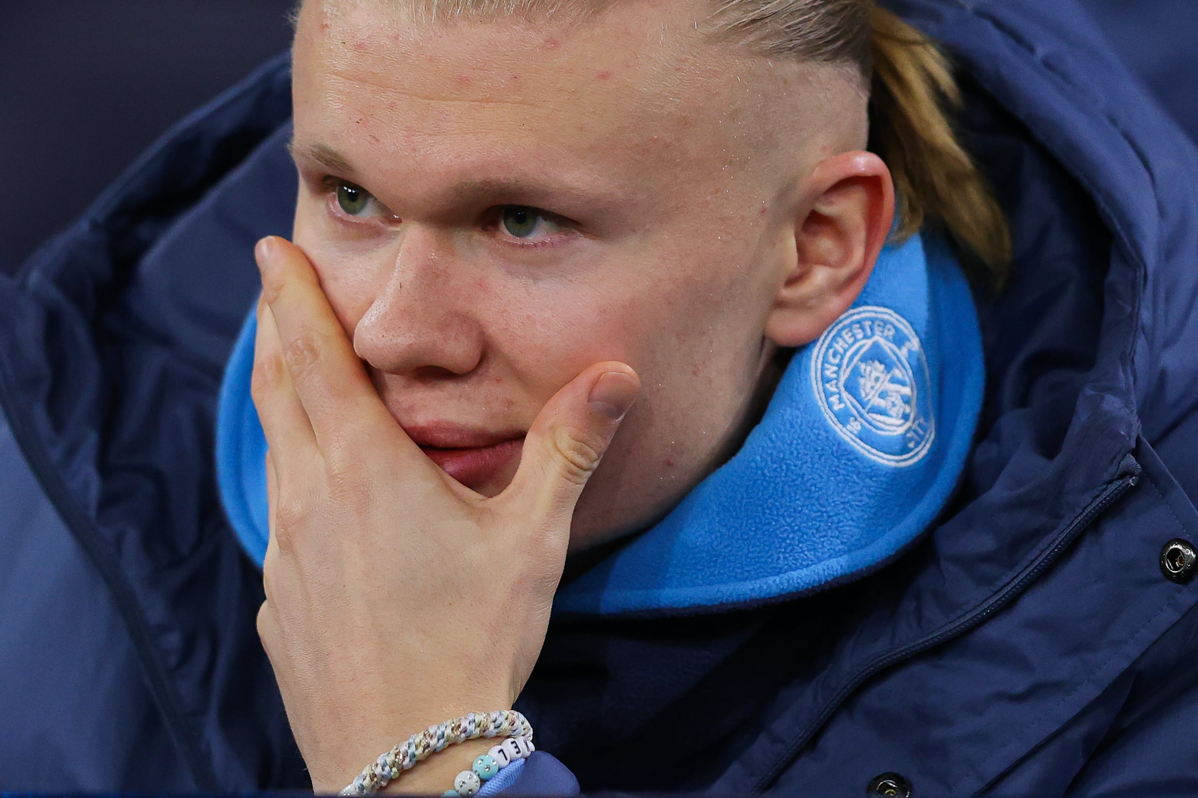 Erling Haaland, en el banquillo, durante el partido de FA Cup entre Manchester City y Salford City