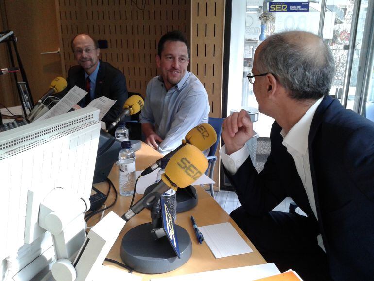 Tres dels quatre candidats a cap de Govern, al debat d'avui a la SER. Cadira i micròfon buits(al mig) pel candidat liberal que ha declinat assistir al darrer moment.