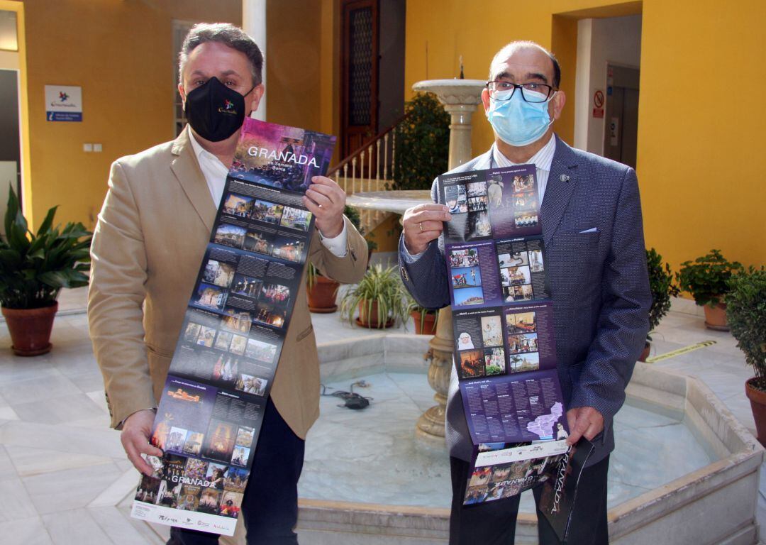 El diputado provincial de Turismo, Enrique Medina y el presidente de la Federación de Cofradías de Granada, Jesús Muros, en la presentación de la nueva guía turística de la Semana Santa de Granada