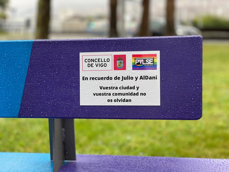 Banco en recuerdo de las dos víctimas del asesinato de la calle Oporto.