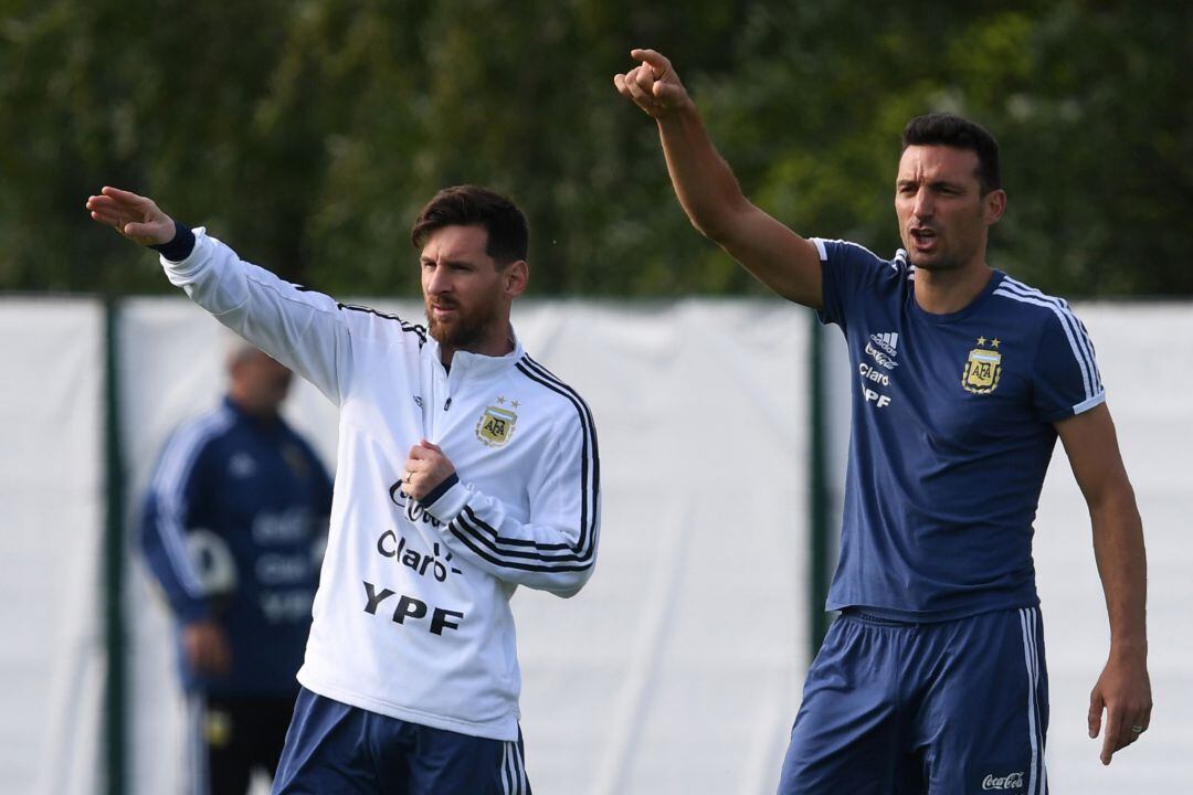 Messi y Scaloni durante la última concentración de la Selección de Argentina