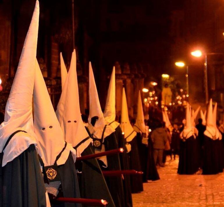 Nazarenos de la Hermandad del Prendimiento durante la estación de penitencia