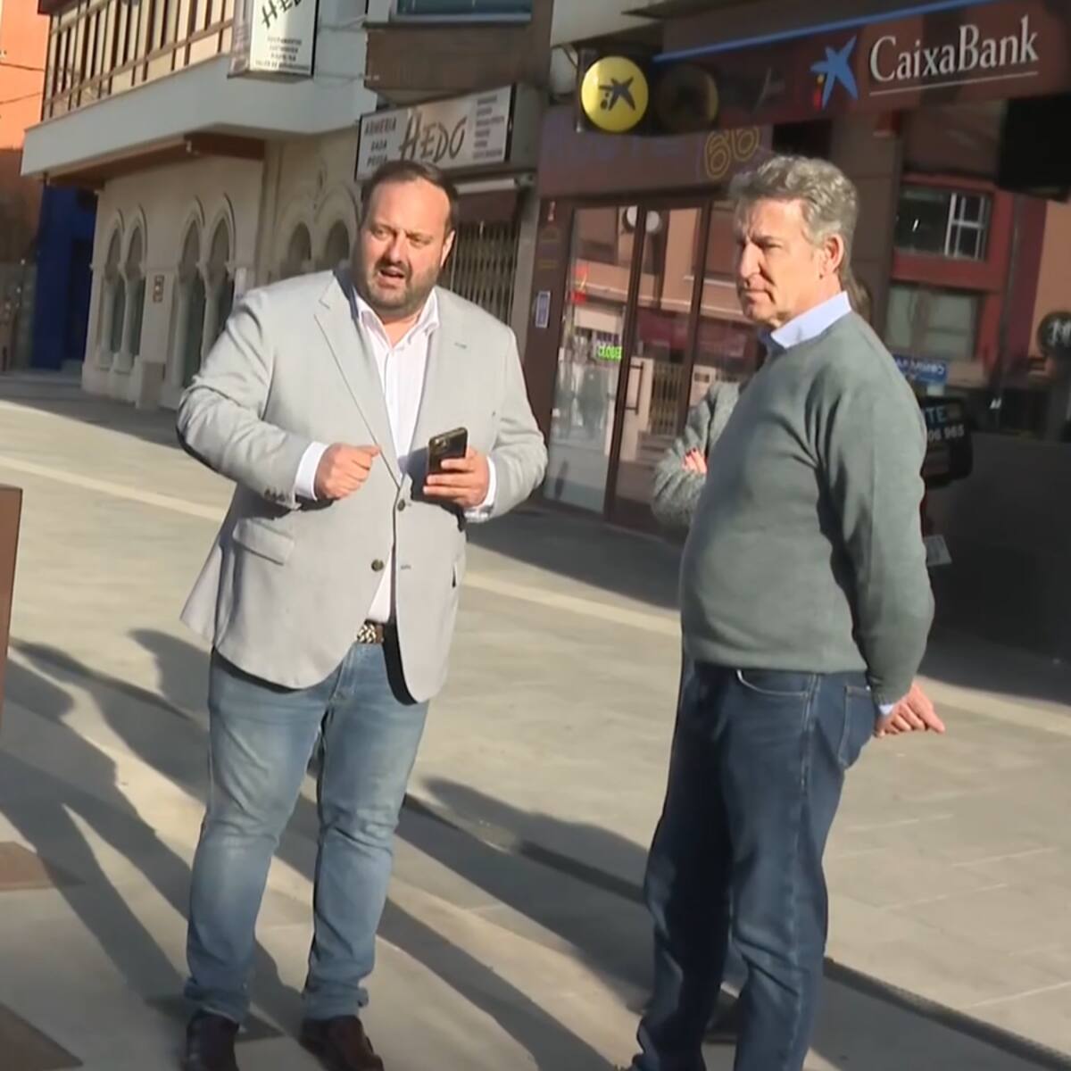 Alberto Núñez Feijóo se pasea por Aranda en el tercer día de campaña