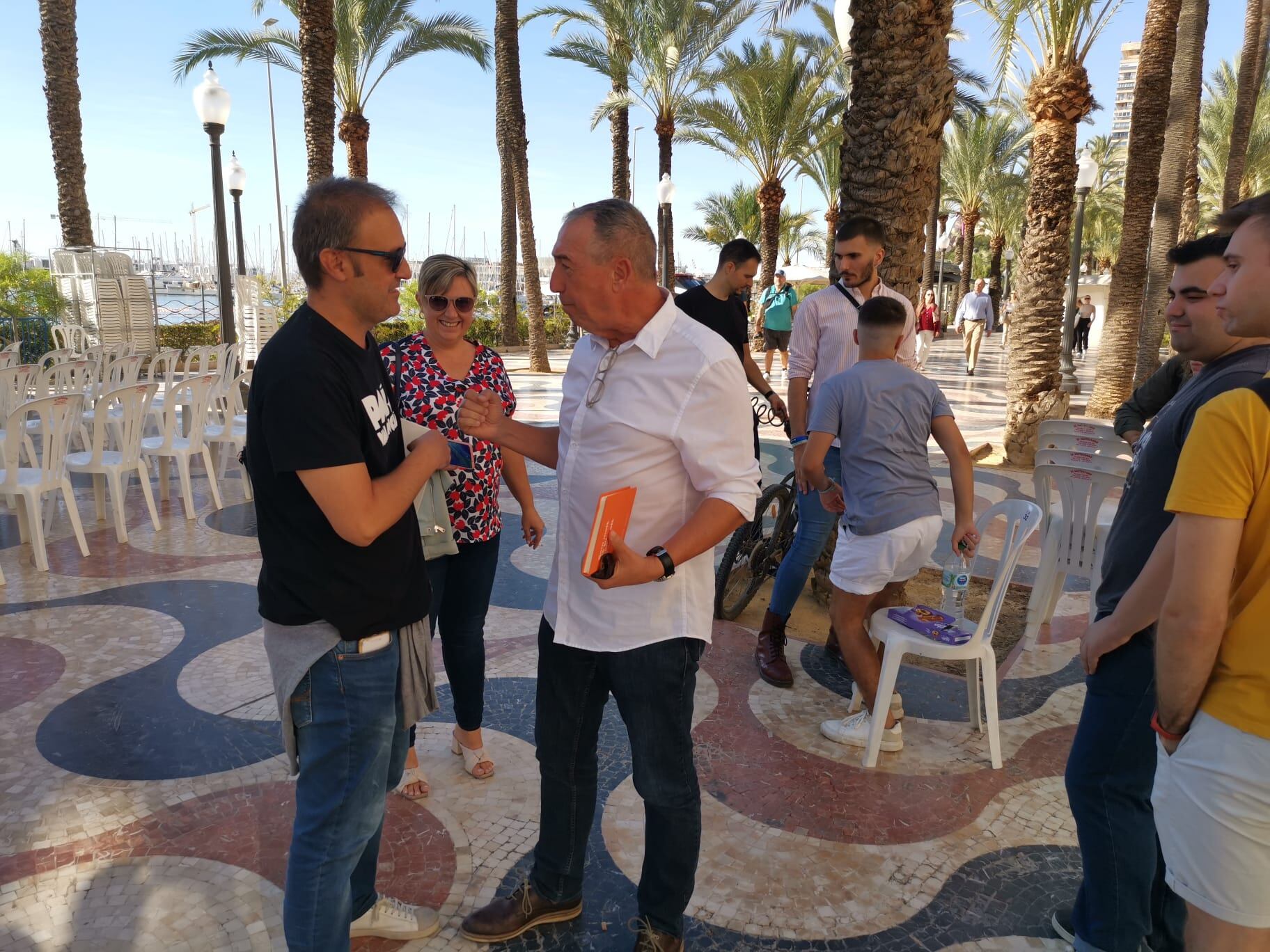 Joan Baldoví junto a Natxo Bellido en la Explanada minutos antes del acto &quot;Som molt de tu, som molt d&#039;Alacant&quot;