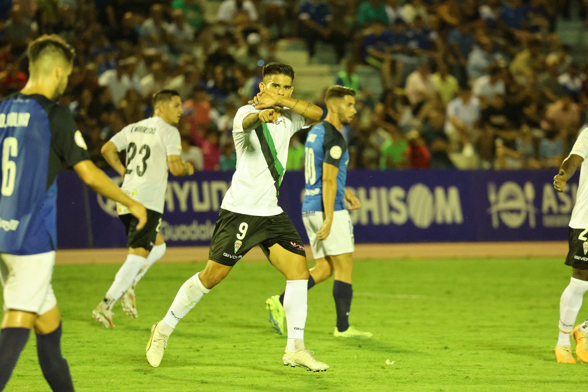 Kuki Salazar celebrando un gol.