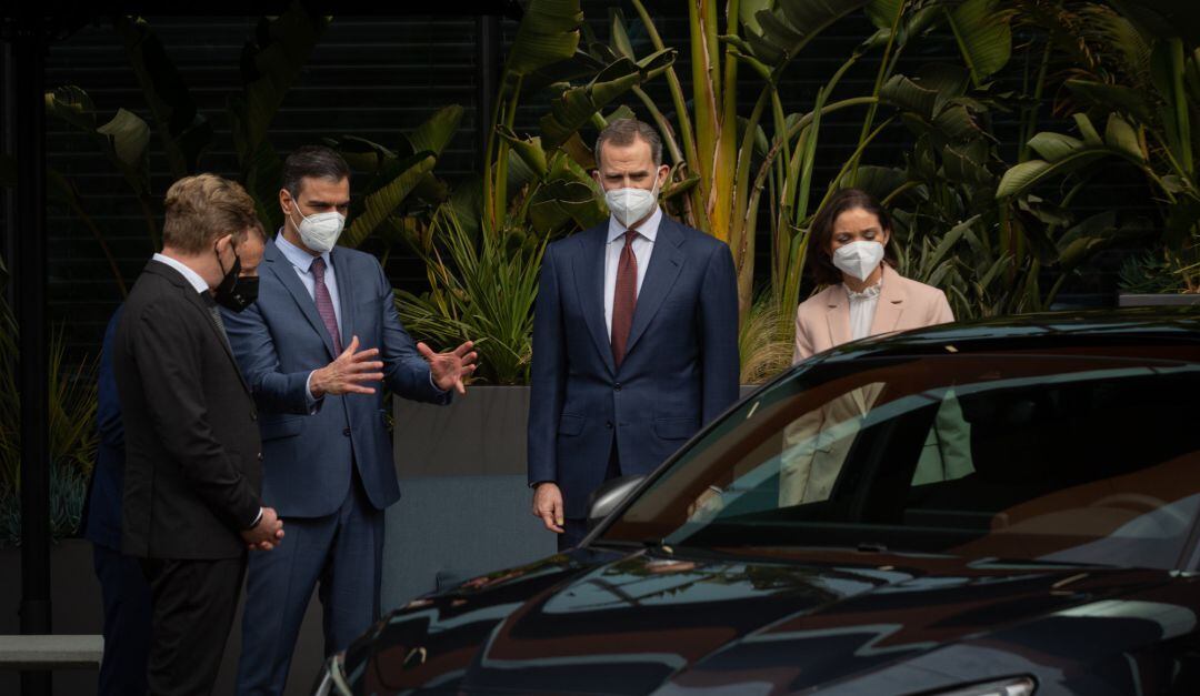 El presidente del Gobierno, Pedro Sánchez; el Rey Felipe VI; y la ministra de Industria, Comercio y Turismo, Reyes Maroto; durante una visita a las instalaciones que el fabricante automovilístico SEAT tiene en Martorell con motivo de haberse cumplido 70