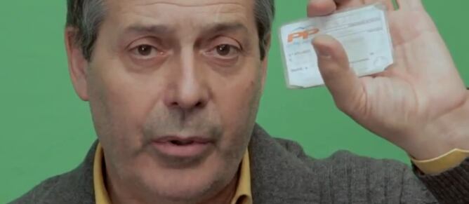 Un home que diu ser militant del Partit Popular mostra el carnet del PP en el vídeo de la Plataforma d'Afectats per la Hipoteca