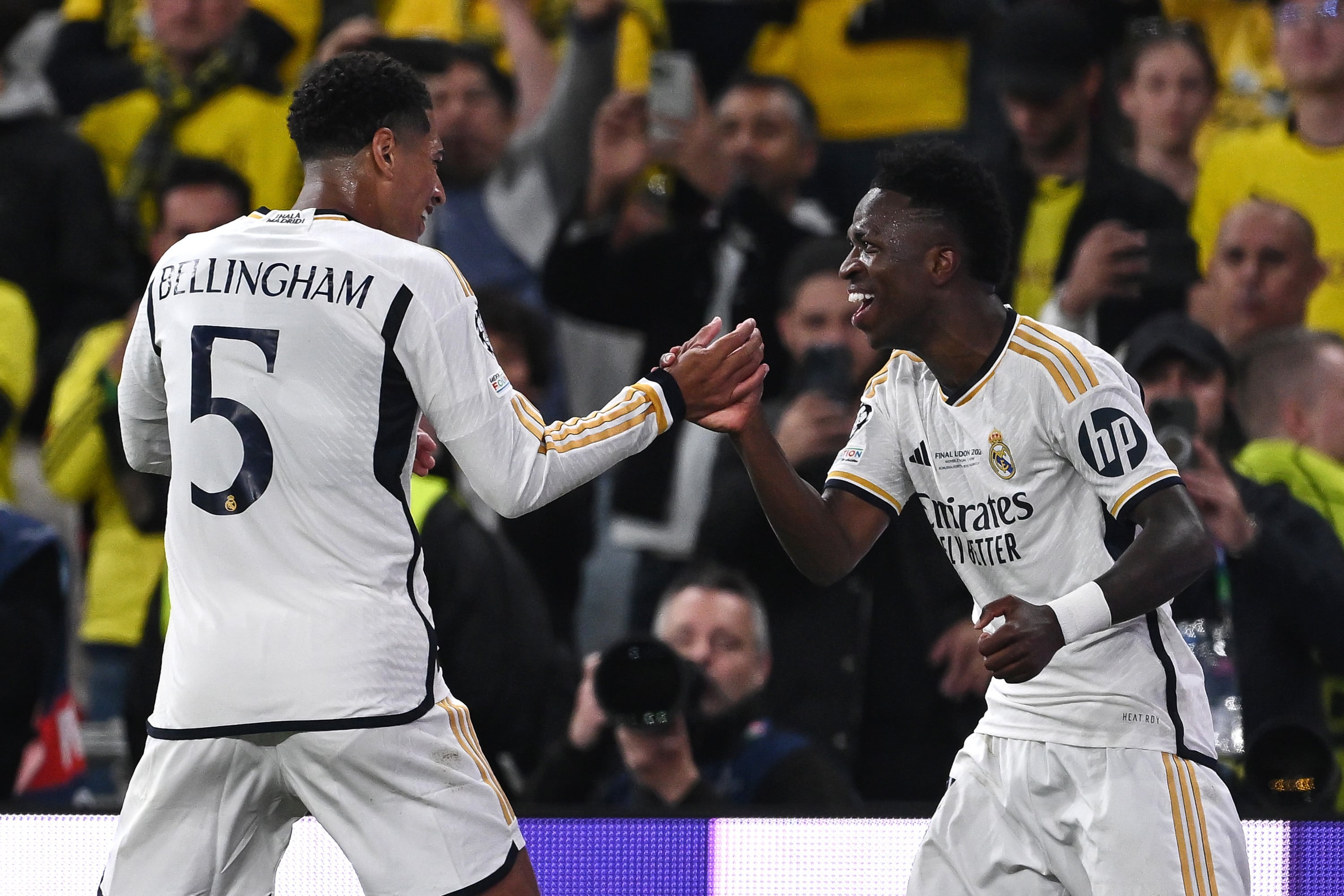 Vinícius Júnior y Bellingham celebran el gol del brasileño en la final de la Champions League