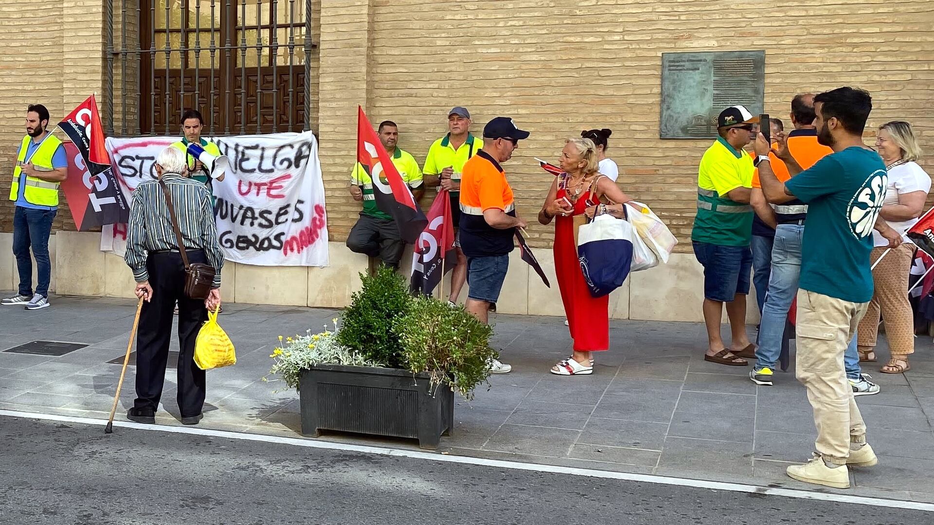 Trabajadores de la UTE Envases Ligeros Málaga se concentran a las puertas del Ayuntamiento de Antequera
