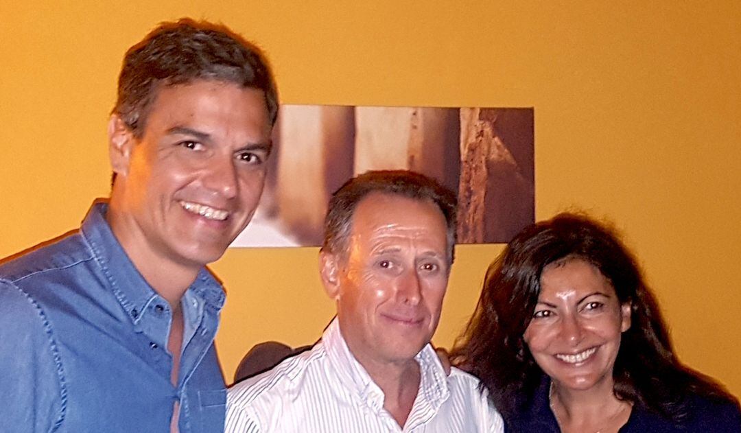 Román junto a Pedro Sánchez y la alcaldesa de París, Anne Hidalgo