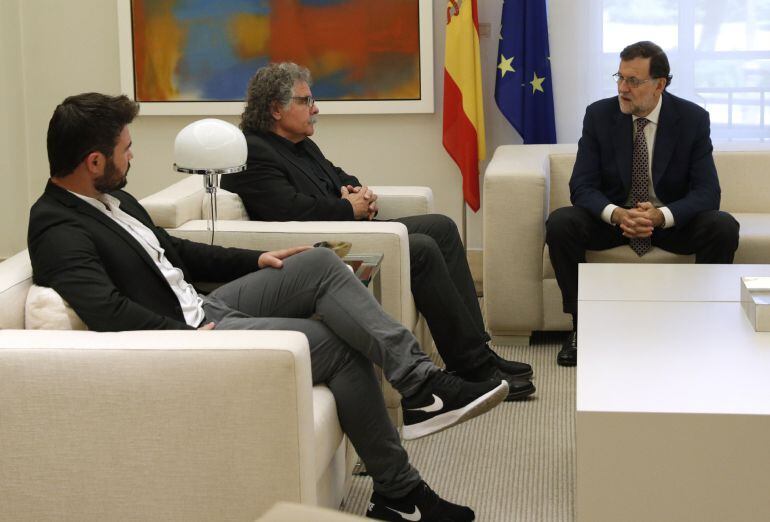 El presidente del Gobierno, Mariano Rajoy, conversa con los dirigentes de ERC Gabriel Rufián y Joan Tardá, durante la reunión que han mantenido en el Palacio de la Moncloa.