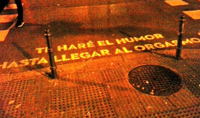 Una frase que hay pintada en en un cruce en la calle Baltasar Gracián esquina con Alberto Aguilera