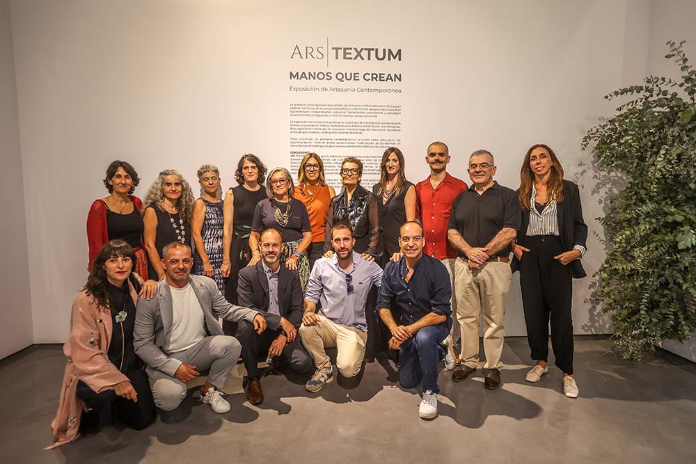 Elvira Carrera, Mar Gonz_lez, Bego_a Pascua y la familia Magalhaes junto a los artesanos