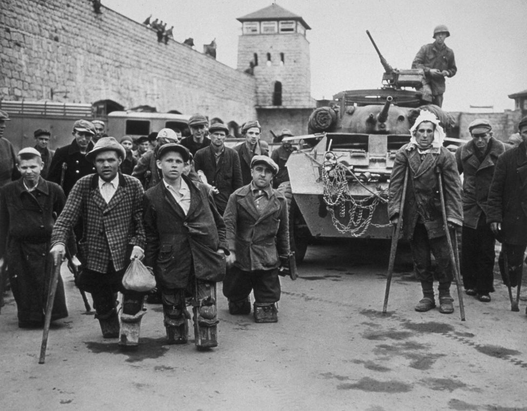 Supervivientes del campo de concentración nazi de Mauthausen (Austria), en 1945.