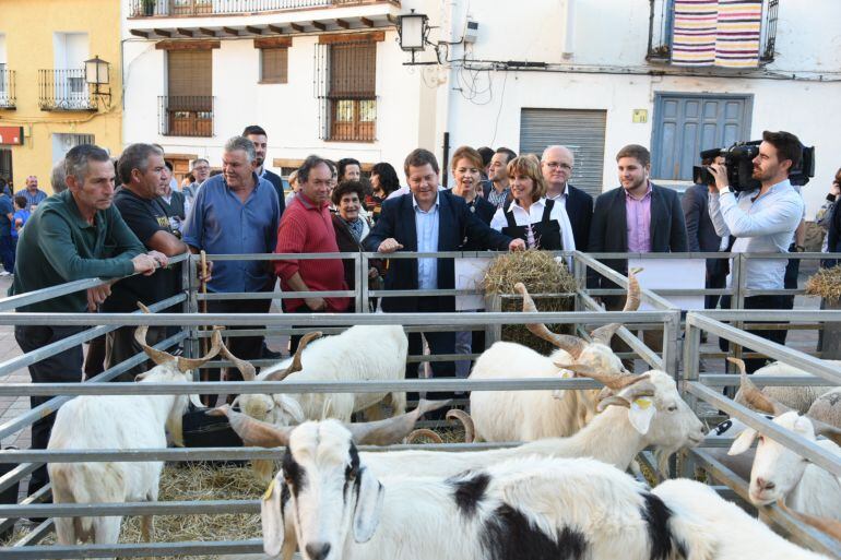 El presidente de la Junta, Emiliano García-Page, ha visitado la Feria de las Tradiciones de Yeste