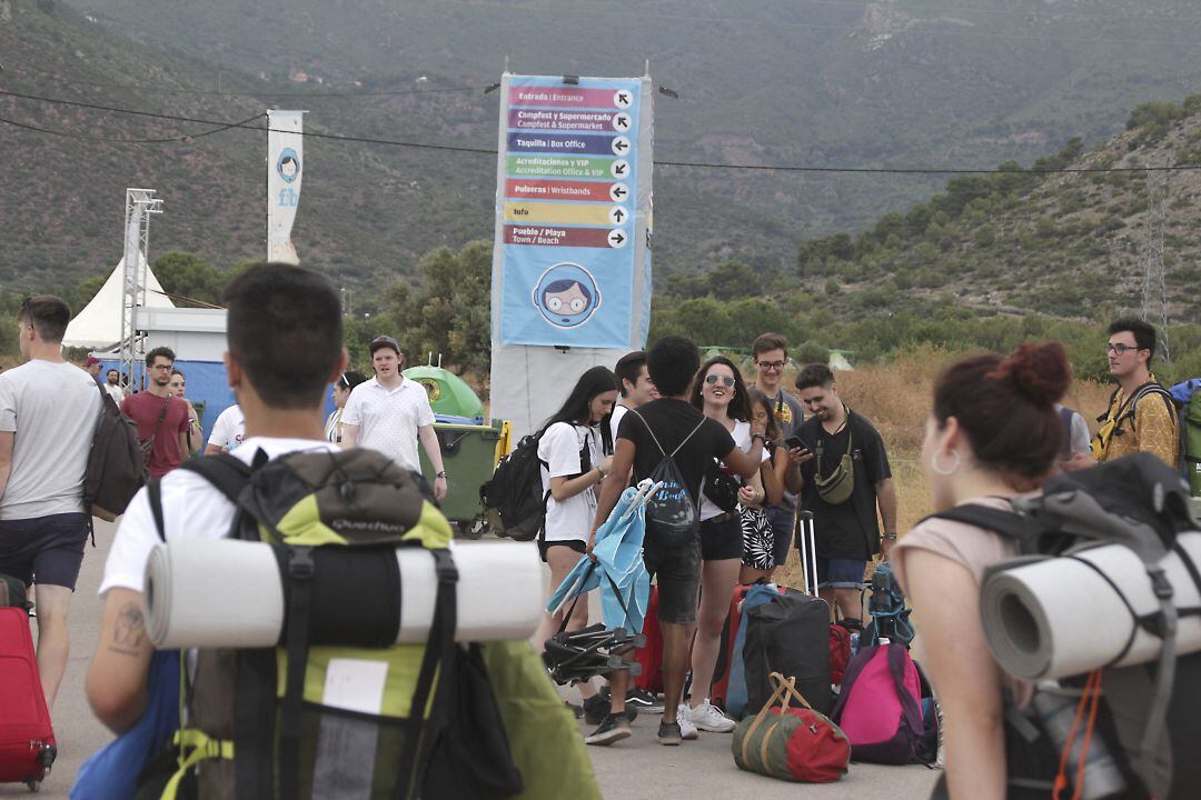 Algunos fibers en su llegada al festival. 