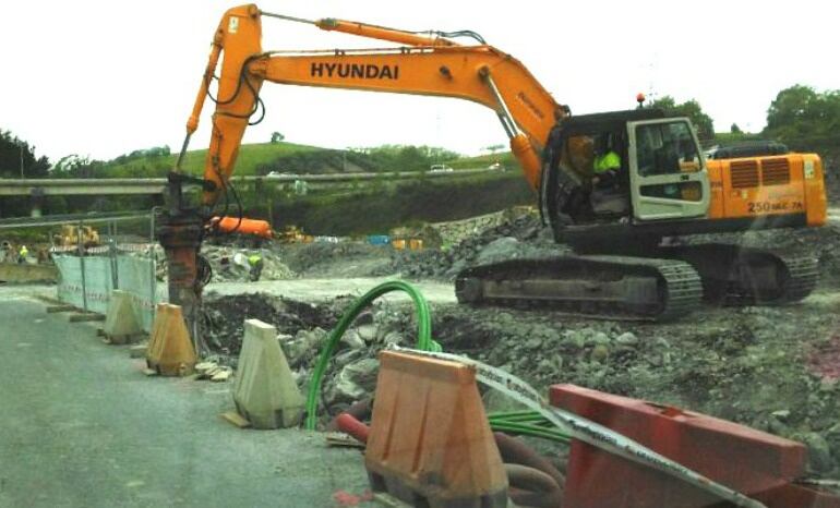 Una excavadora trabajando en la zona esta mañana.