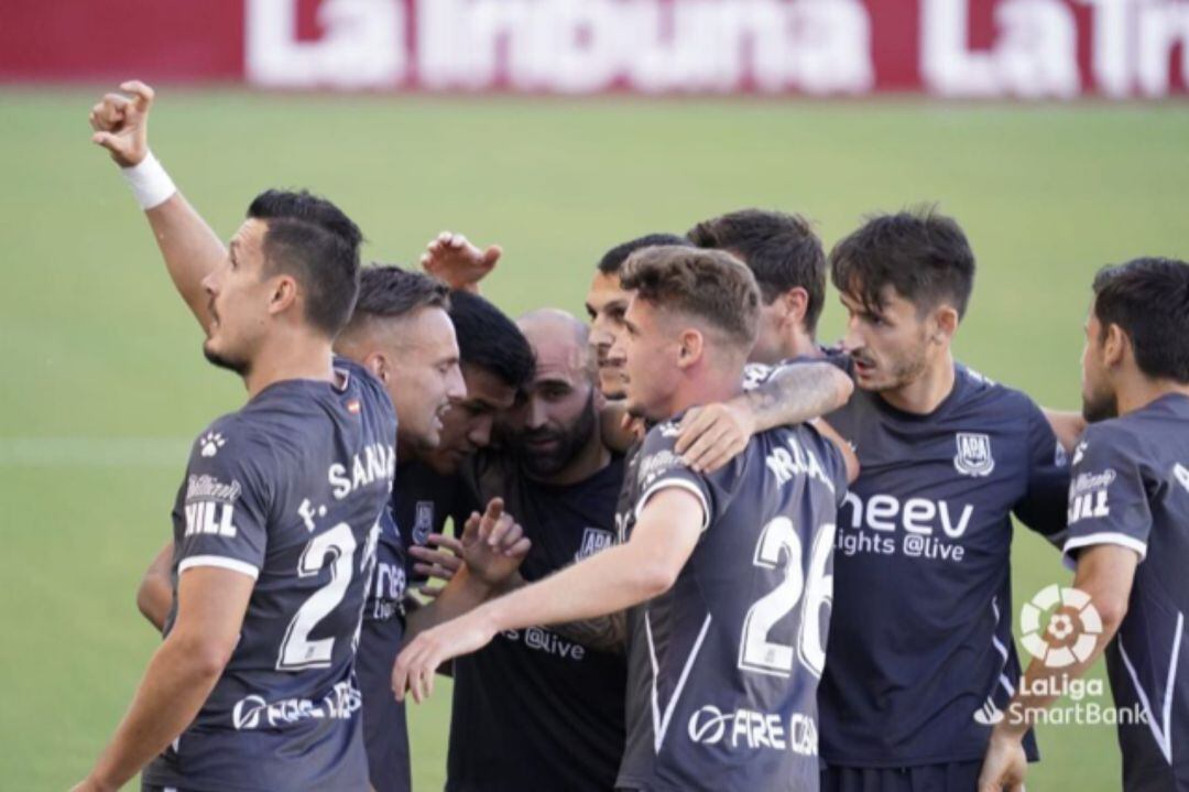 Celebración de uno de los goles de la AD Alcorcón frente al Albacete