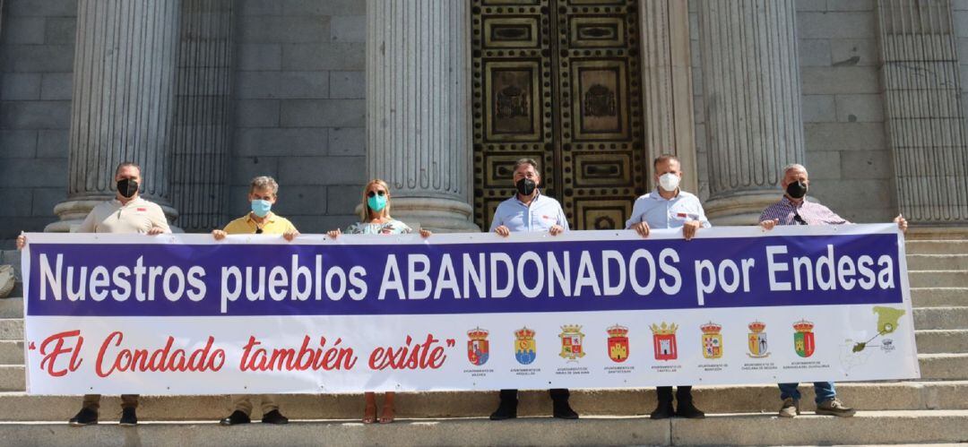 Alcaldes de la Comarca del Condado protestan en Madrid.