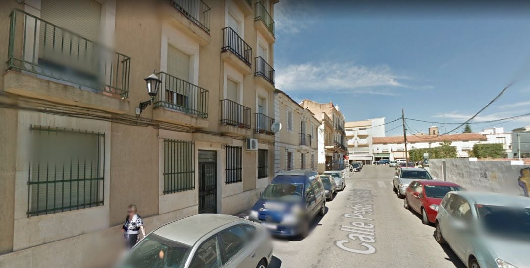 Calle Pedro Delgado de La Carolina, en la que se encuentra la vivienda donde estaban los dos cuerpos fallecidos.