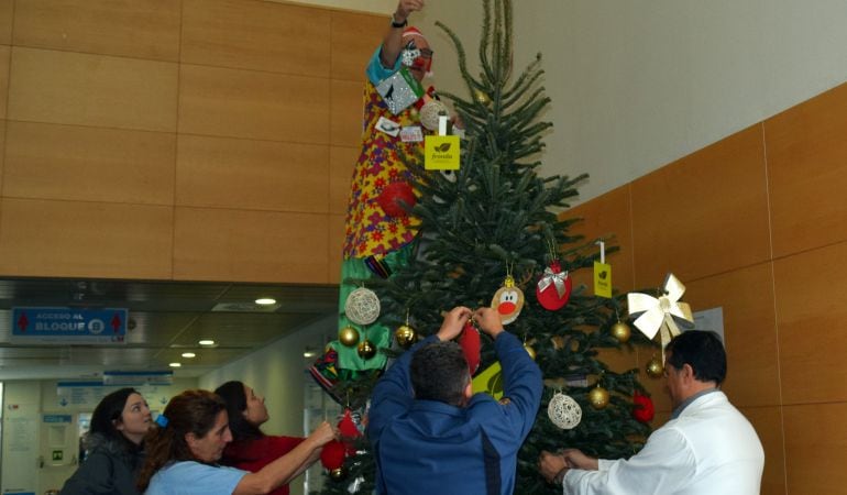 Personal sanitario y voluntarios se vuelcan en hacer más felices estas fiestas especialmente entre los niños hospitalizados