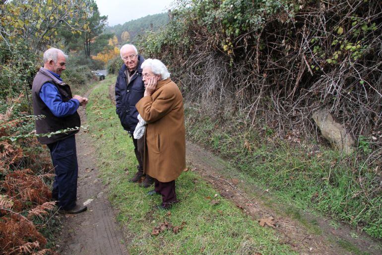 Felipa Peinado muestra el lugar donde se encuentran los restos de Regino Rodríguez y su sobrino