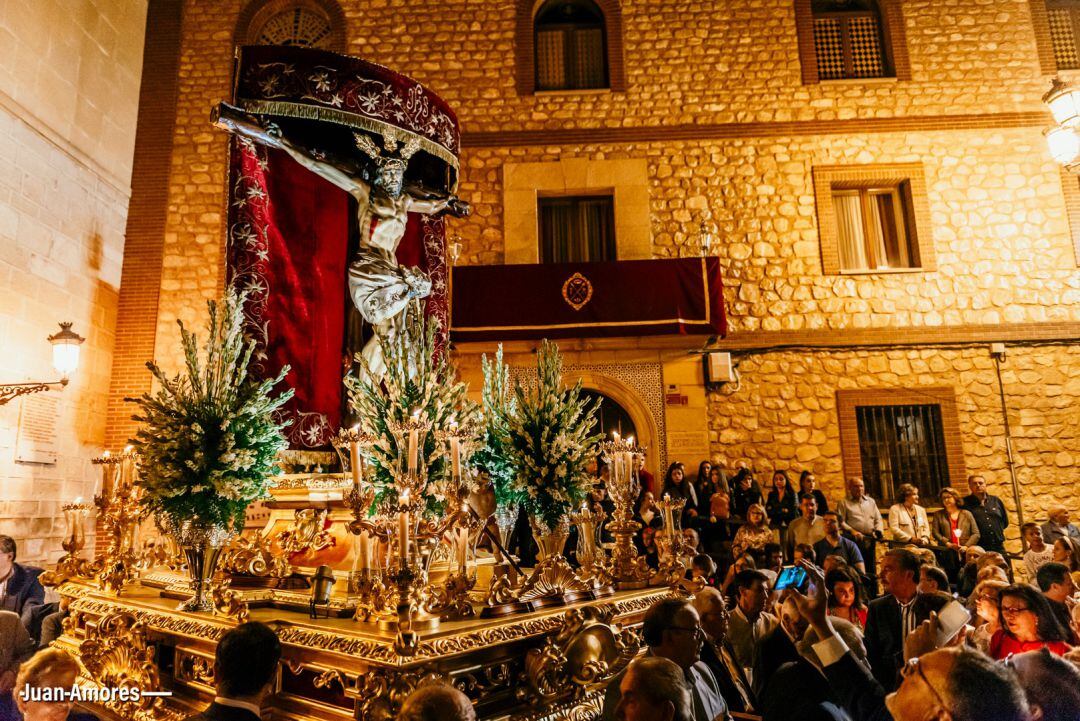 Salida del Cristo de la Misericordia en la procesión de traslado, de su ermita a la Iglesia de la Asunción, en años anteriores