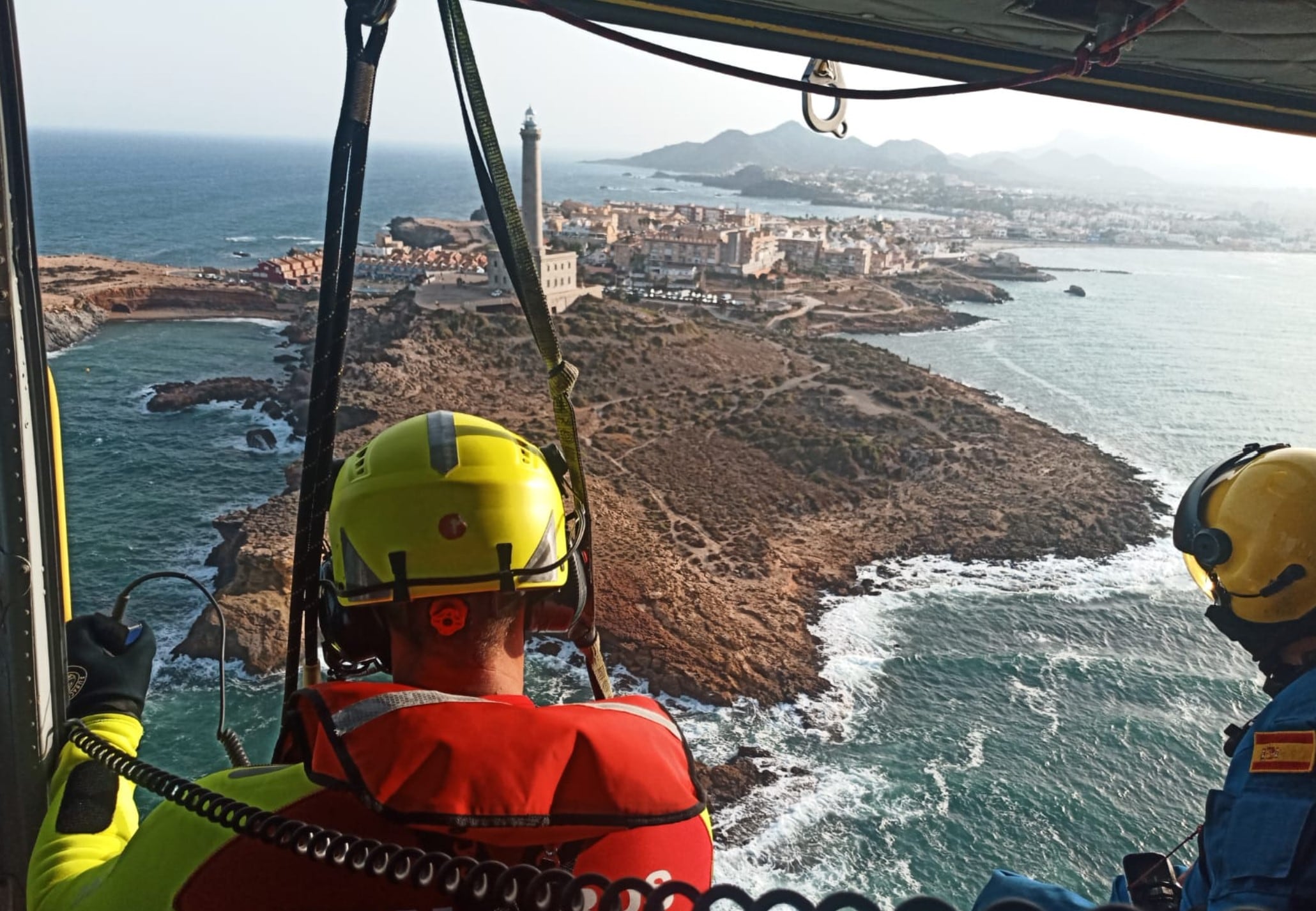 Archivo - Un amplio dispositivo de la dirección general de Emergencias de la Comunidad de Murcia y de la Guardia Civil busca desde la tarde de este lunes a un joven de 17 años que desapareció mientras se bañaba en la playa de Las Amoladeras, en La Manga del Mar Menor (Cartagena). La búsqueda se activó alrededor de las 18,15 horas de este lunes cuando un grupo de chicas alertó a los servicios de emergencias de que un amigo se había adentrado en el agua con intención de nadar un rato, pero con el paso del tiempo habían perdido el contacto y no le habían visto salir del agua. Según fuentes del Centro de Coordinación de Emergencias, socorristas y miembros de Protección Civil de Cartagena se movilizaron en una primera búsqueda con motos de agua que no dio resultado, por lo que se decidió movilizar un helicóptero de la Dirección General de Seguridad y Emergencias con rescatadores del Consorcio de Extinción de Incendios y Salvamento (CEIS), también sin resultado.-EFE/Centro de Coordinación de Emergencias 112 Región de Murcia