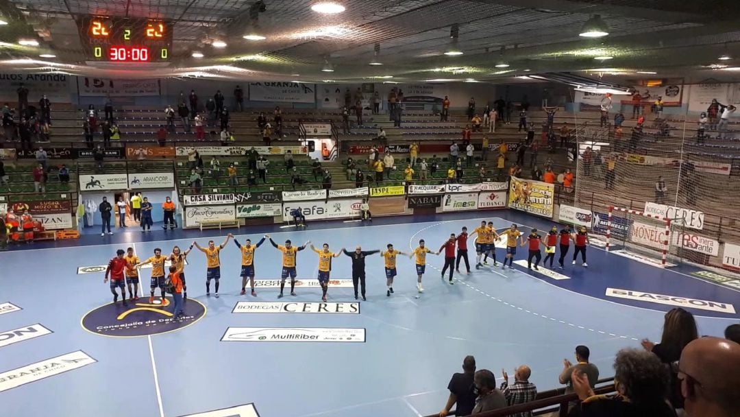 Plantilla y afición celebraron al final del encuentro el punto ante los gallegos.