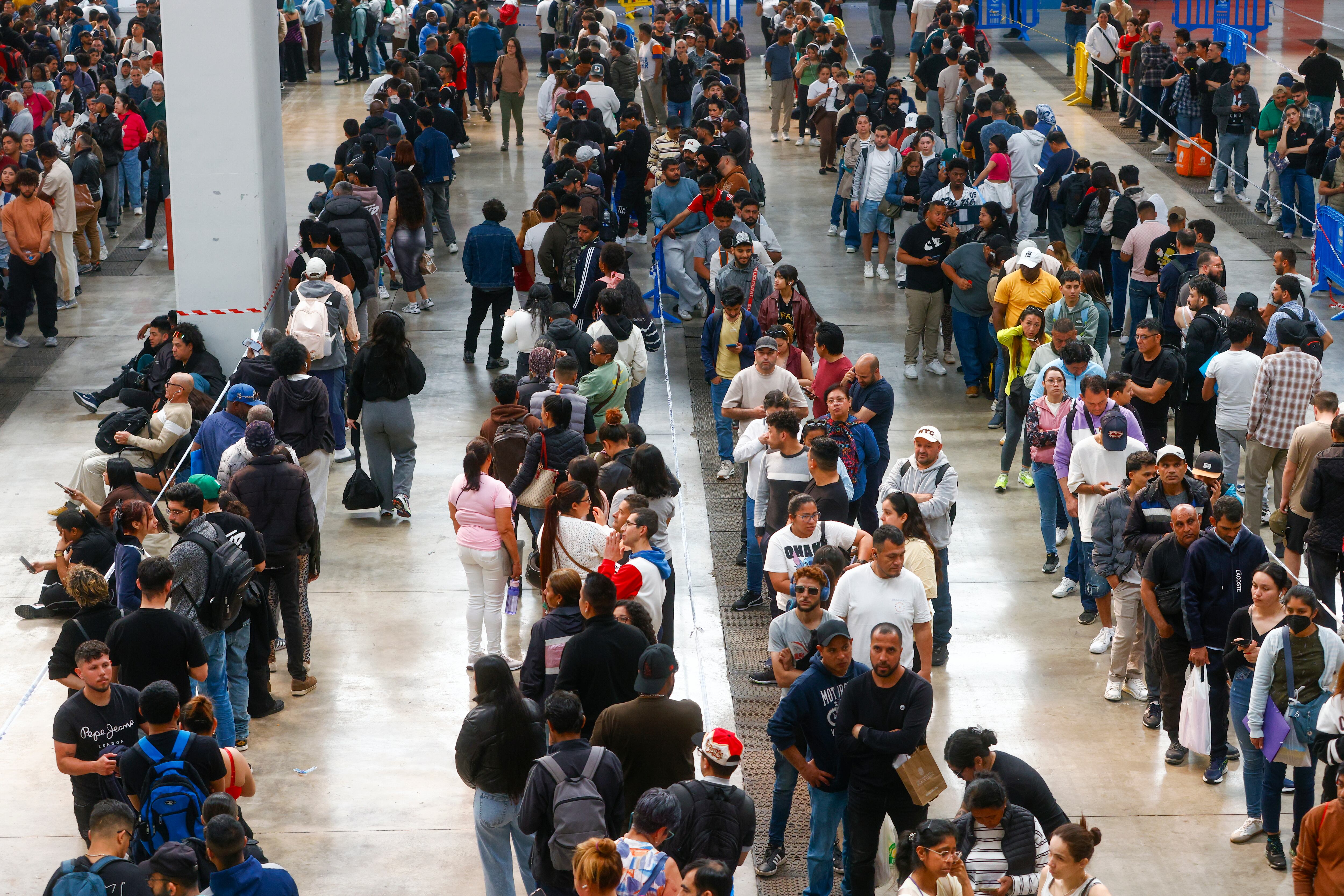 Centenares de personas migrantes vuelven a hacer cola desde primera hora de este martes en el recinto ferial La Farga de L'Hospitalet de Llobregat (Barcelona) para conseguir los documentos que faciliten su regularización en España, en el marco del proceso extraordinario abierto por el Gobierno.