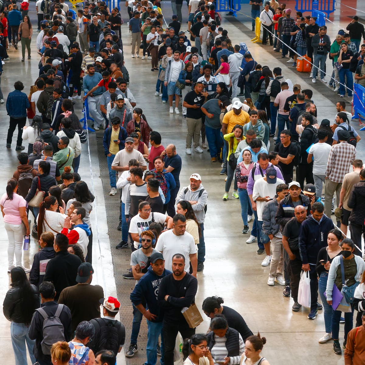 Las organizaciones denuncian que las Administraciones no están "a la altura" ante el proceso para regularizar migrantes