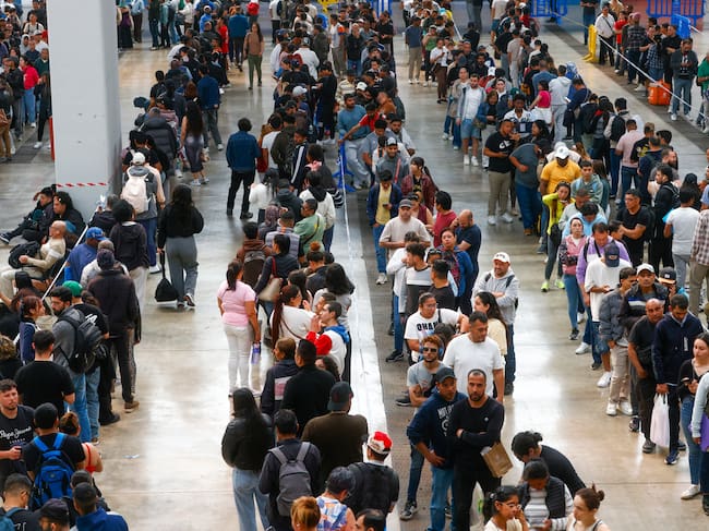 Centenares de personas migrantes vuelven a hacer cola desde primera hora de este martes en el recinto ferial La Farga de L'Hospitalet de Llobregat (Barcelona) para conseguir los documentos que faciliten su regularización en España, en el marco del proceso extraordinario abierto por el Gobierno.
