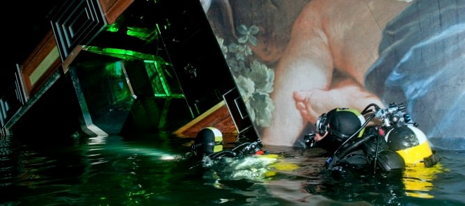 Los submarinistas continúan buscando desaparecidos en el interior del &#039;Costa Concordia&#039;