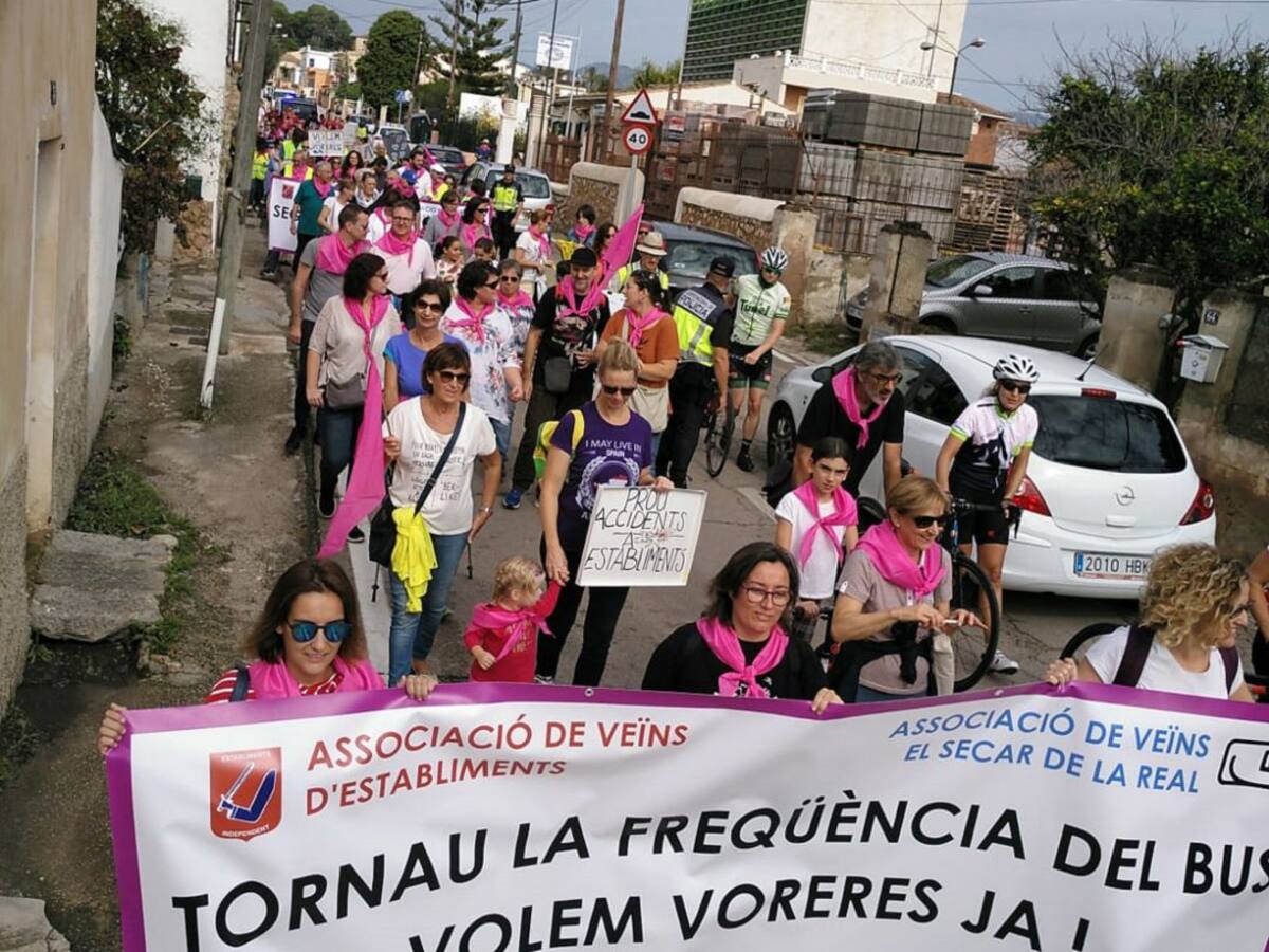 Alrededor de 300 personas protestan por la falta de seguridad viaria entre la Real y Establiments