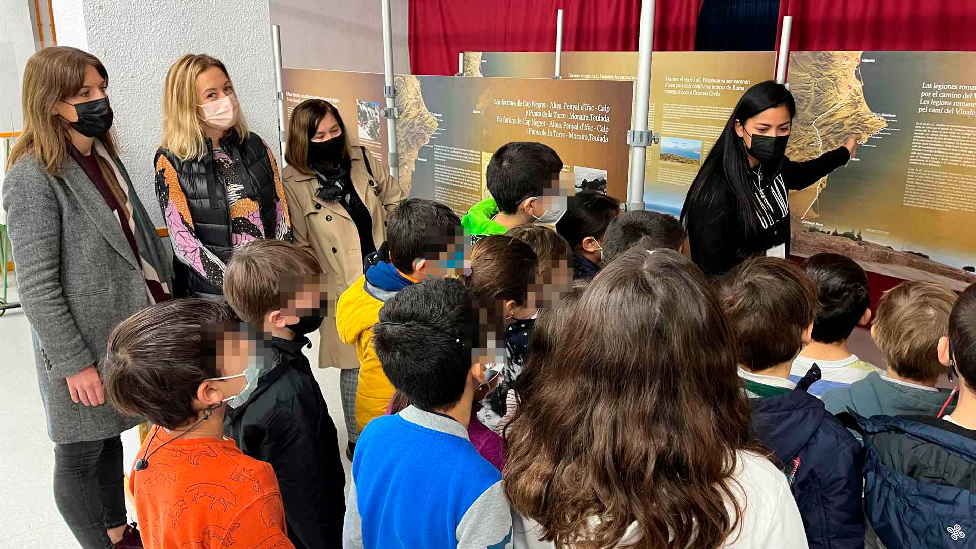 Jóvenes del programa T&#039;Avalem participan en las exposiciones escolares &#039;Romanos contra Romanos&#039; / BENIDORM