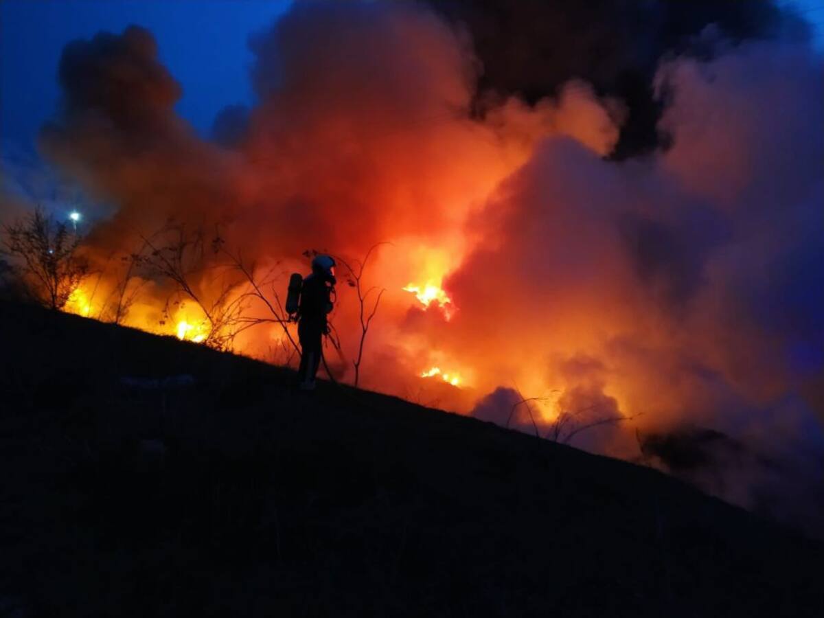 La quema de neumáticos provoca un incendio en el Cerro de los Palos