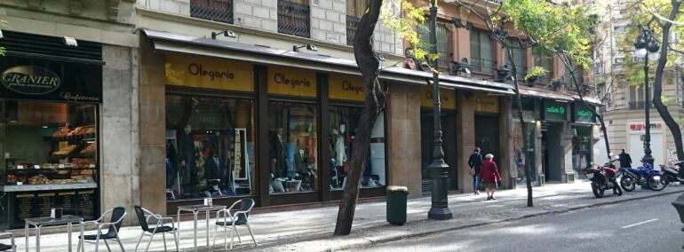 Calle San Vicente de Valencia con varios comercios tradicionales