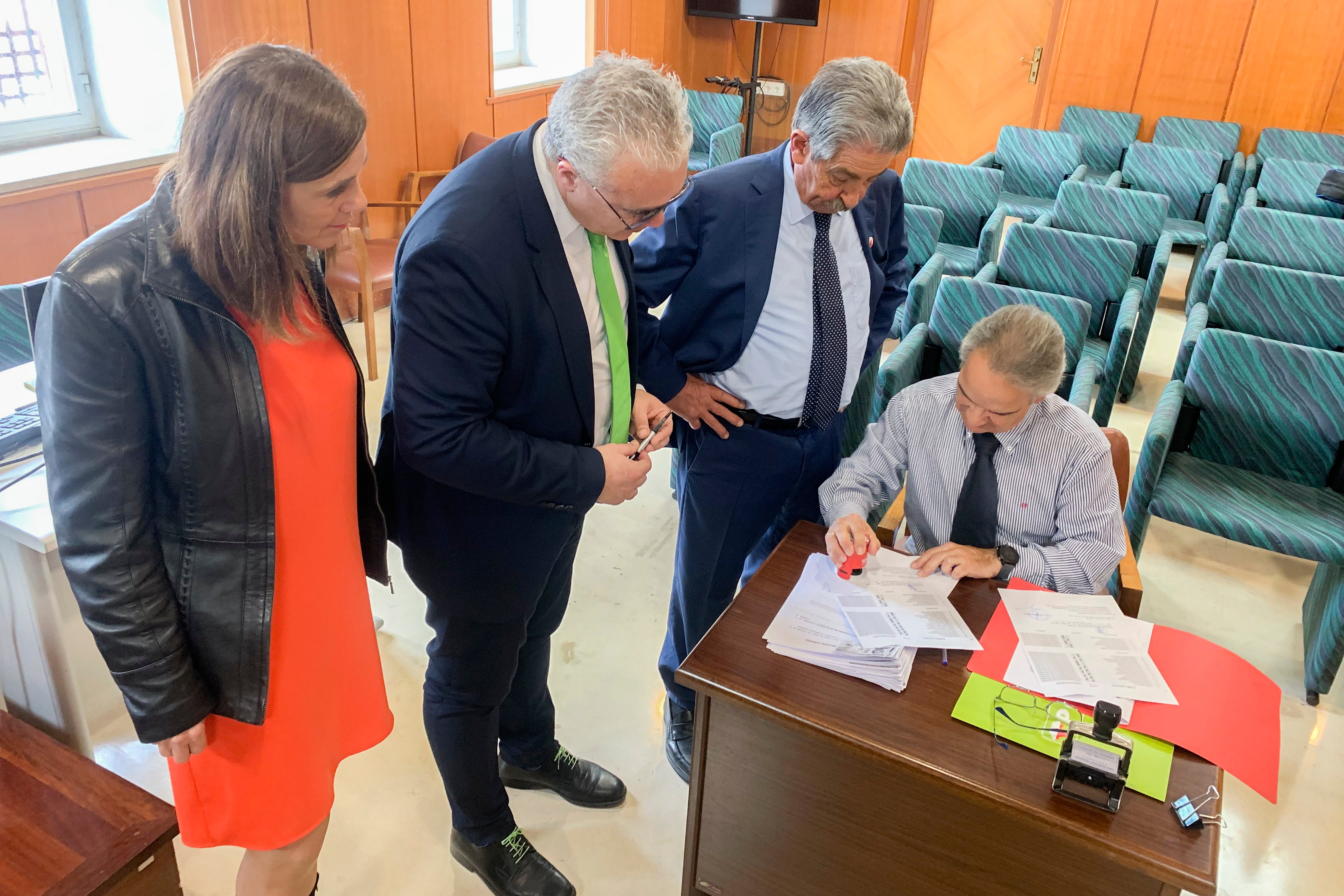 El presidente de Cantabria y candidato a la reelección del PRC, Miguel Ángel Revilla (3i), registra la candidatura autonómica con la que concurre a las elecciones del 28 de mayo, acompañado por la secretaria de organización del partido, Paula Fernández, y Pedro Hernando, que pertenece al Comité Ejecutivo. EFE/ Pablo García