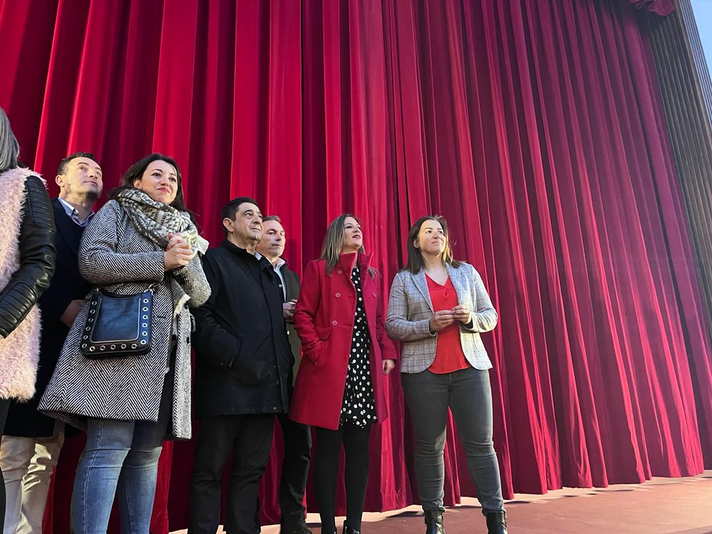 Diferentes autoridades durante la inauguración del Teatro Carlos III de La Carolina.