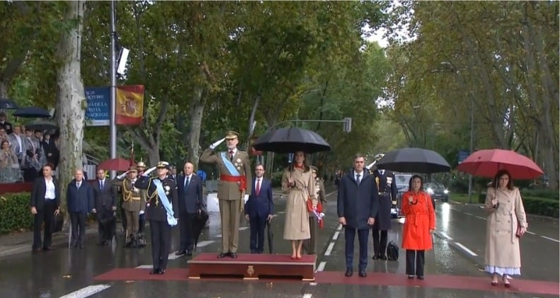 Las redes ponen el foco en el desfile militar por lo ocurrido con los paraguas y todos apuntan a lo mismo