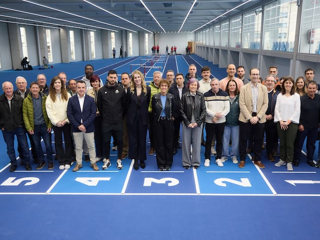 Representantes de las instituciones-encabezadas por la presidenta Chivite-, de la federación navarra de atletismo y deportistas posan en el nuevo módulo de Larrabide