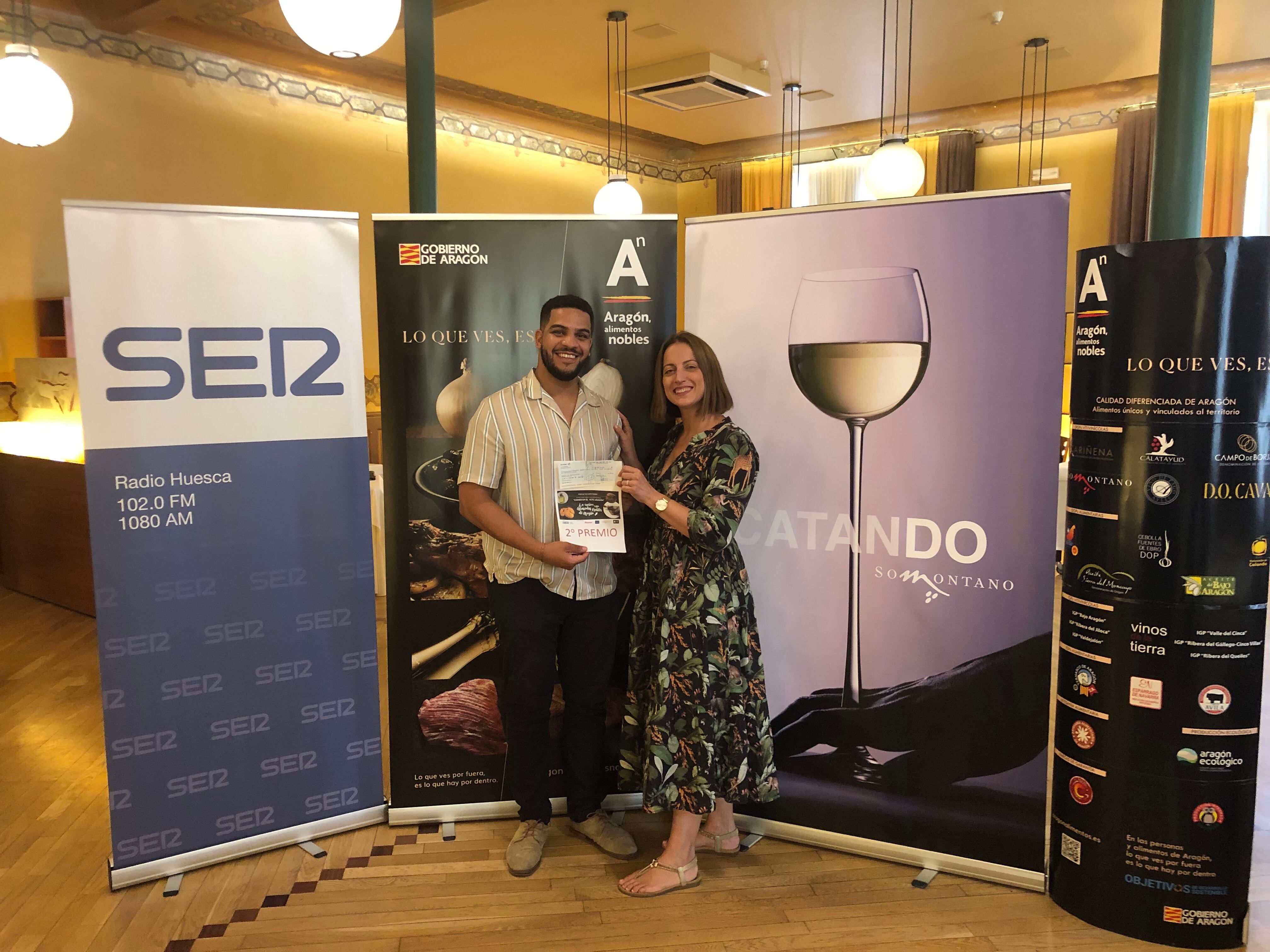 Eli Río, de los vinos de la DOP Somontano, entregó el segundo premio a Fahad Aljaberi