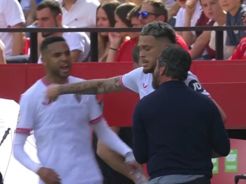 Youssef En-Nesyri y Quique Sánchez Flores se enfrentan durante el partido entre Celta y Sevilla