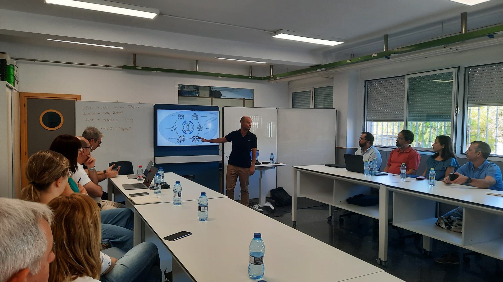 Fernando Sansaloni, director del IES Cotes Baixes, en una de las charlas ofrecidas en este encuentro.