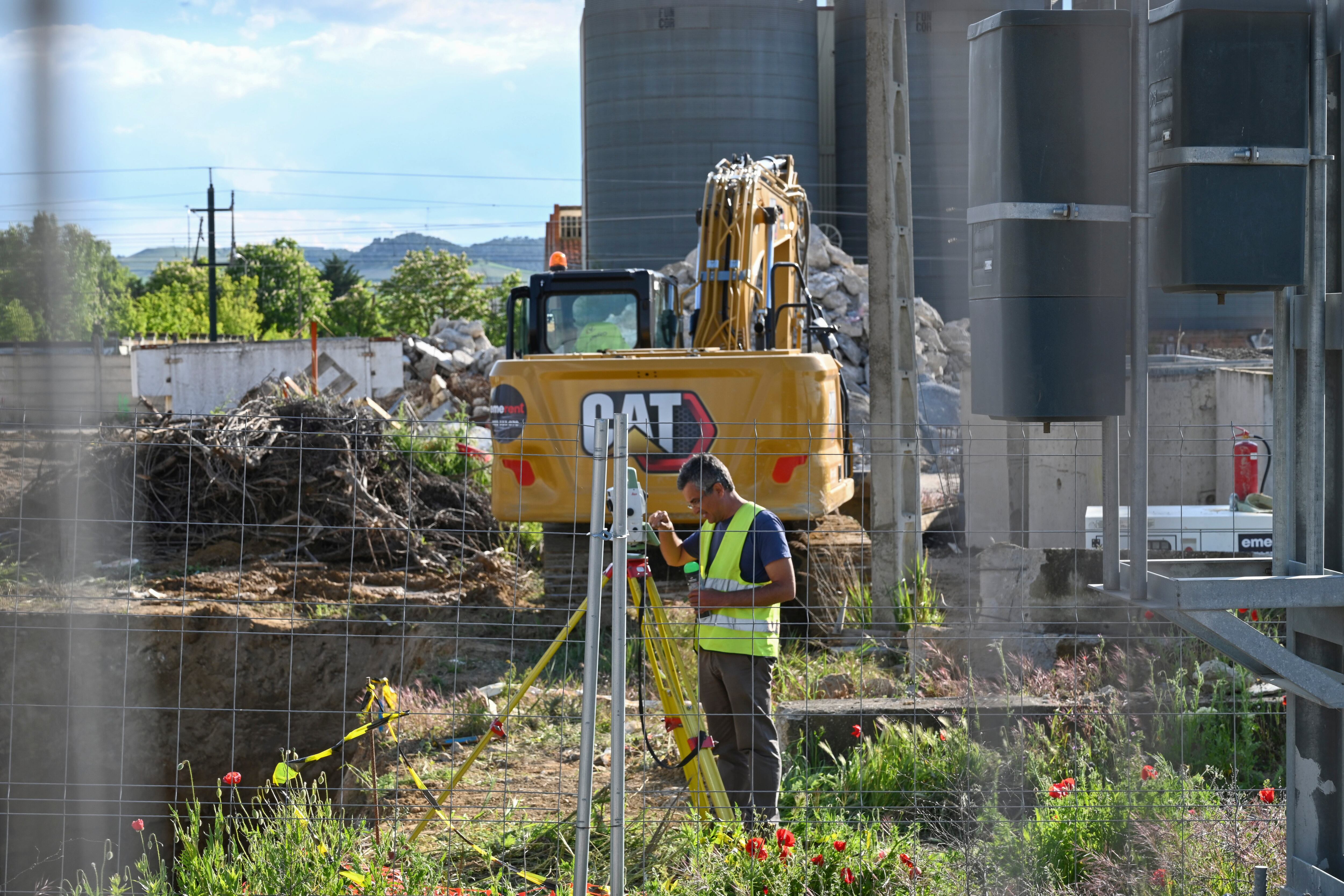 PALENCIA, 08/05/2025.- Obras de construcción de un viaducto en Palencia dentro de la linea de alta velocidad a Cantabria. La Audiencia Nacional ha ordenado paralizar las obras de la alta velocidad ferroviaria que pretenden enlazar Palencia y Cantabria, y que Adif ejecuta en la salida norte de la ciudad castellanoleonesa, por entender que son contrarias a derecho, y ha solicitado derruir lo construido hasta ahora, según figura en un extracto de la sentencia al que ha tenido este jueves acceso EFE. EFE/ Almudena Álvarez