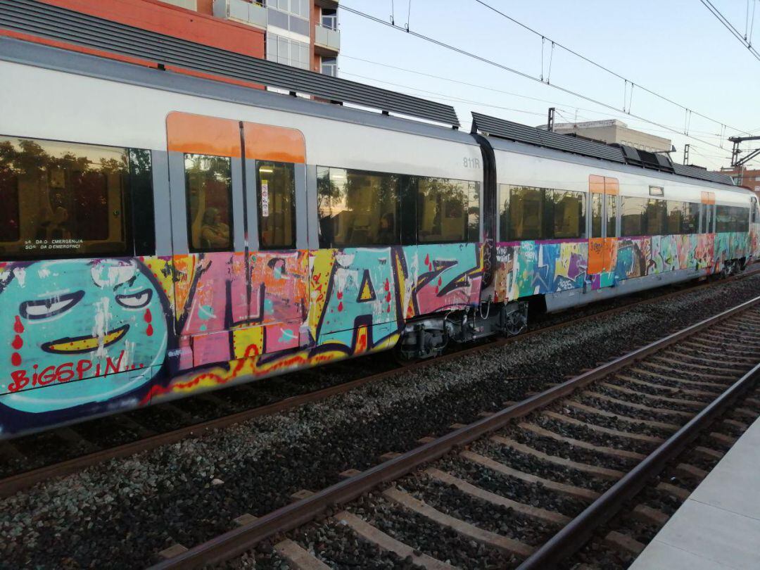 Tren de Rodalies de la línea R2 Sud en la estación de Castelldefels