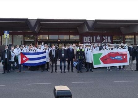 Momento de la llegada de la Brigada Henry Reeve a Italia